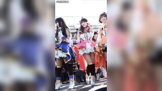 コスプレ2016冬3人組の全身しゃがんで下から撮影 動画 イベント編 2913 voyeur jp