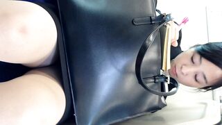 電車対面 顔出しリクルートスーツの女子大生さんの 無防備な ぞーんに超至近距離から迫ります voyeur jp