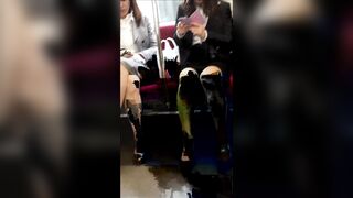 母娘の美脚共演 盗撮に気付いたお母さんに守られた無防備すぎる就活女子大生 前編 voyeur jp 01